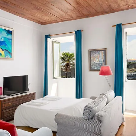 Manor House Apartment *