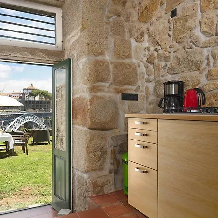 Manor House Apartment *