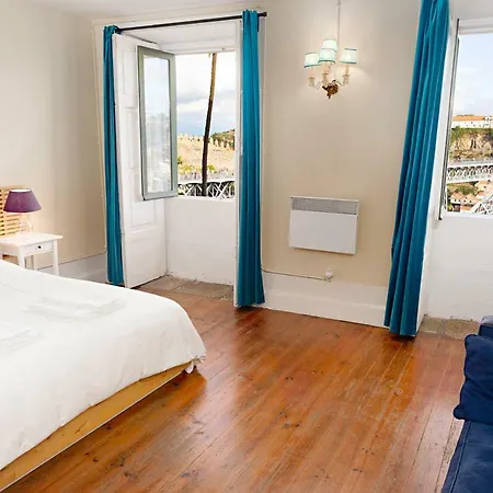 Manor House Apartment *