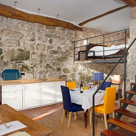 Manor House Apartment *