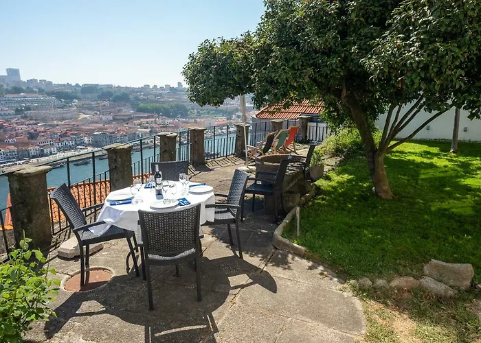 Manor House Apartment *